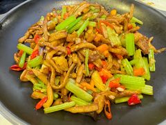 -阿瓦山寨·湘菜现炒·剁椒鱼头王(咸阳总店)