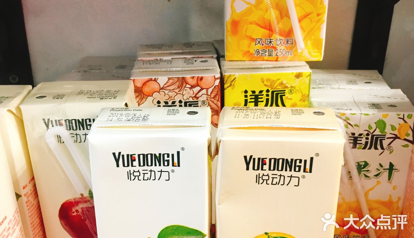 店面不大，干净卫生，几乎站满了人