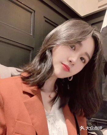 黑茶色是黑棕色里中又透露着着一些柔和的茶色调