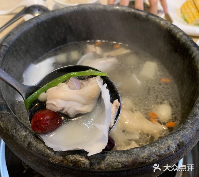 墨脱石锅椰子鸡•糟粕醋•东山羊(大东海店)墨脱石锅椰子鸡图片