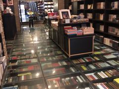 -钟书阁(松江泰晤士小镇店)