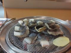 -围炉肉舍•炭烤活鳗•丹东海鲜烤肉(步行街店)