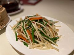 咸鱼茸银芽炒鸡丝-利苑酒家(华熙国际店)
