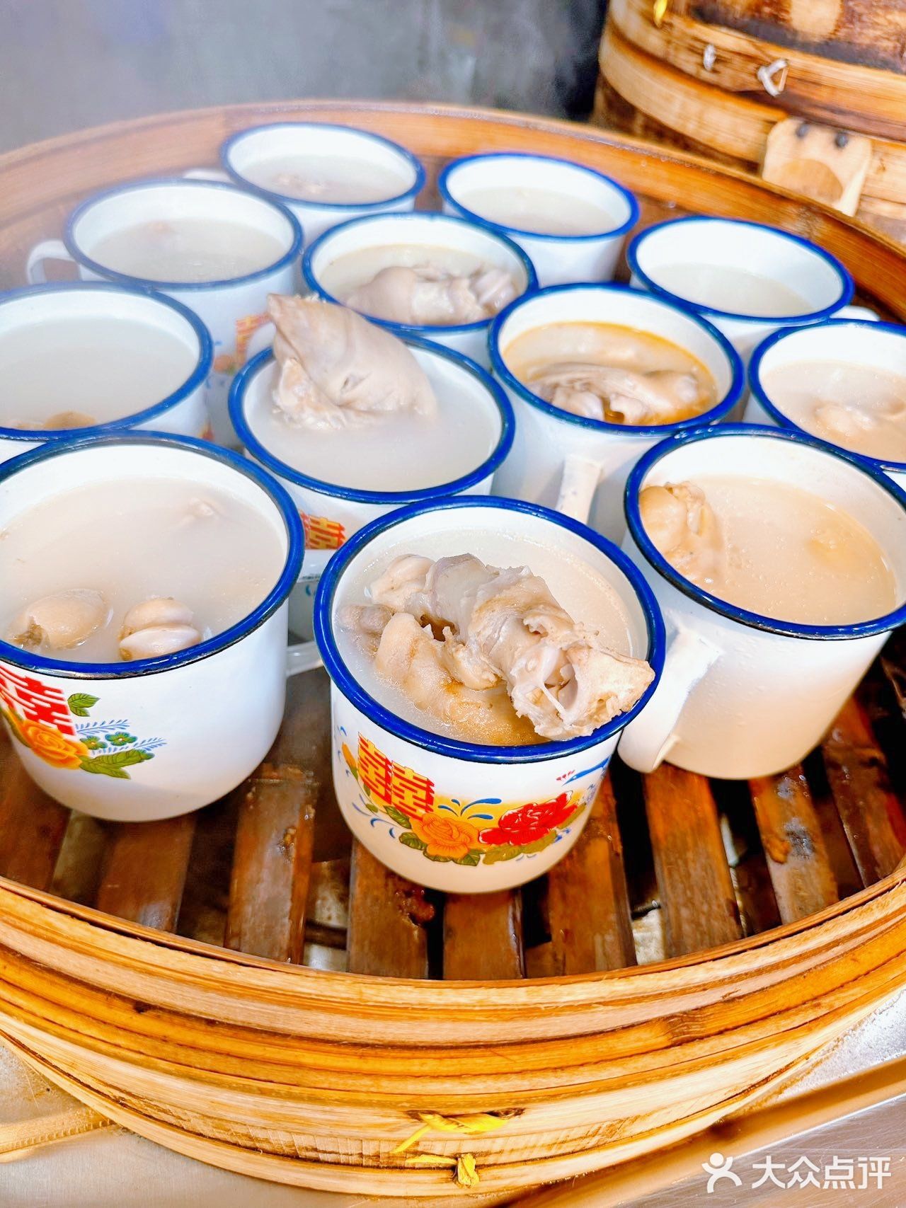 坐在河边吃包子😋