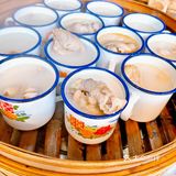坐在河边吃包子😋