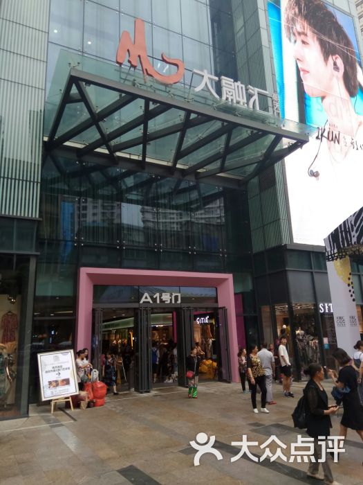 天猫店铺代运营：电商转型的加速器