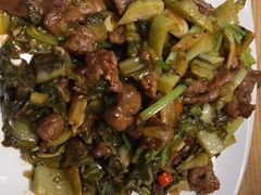 自制酸菜炒牛肉-宏记广东客家菜(丰汇店)
