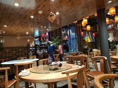 大堂-帅巴人舅母子腊蹄民俗村