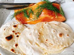 烟熏三文鱼配烤饺子皮和芥末籽酱-BOR Eatery(安福路店)