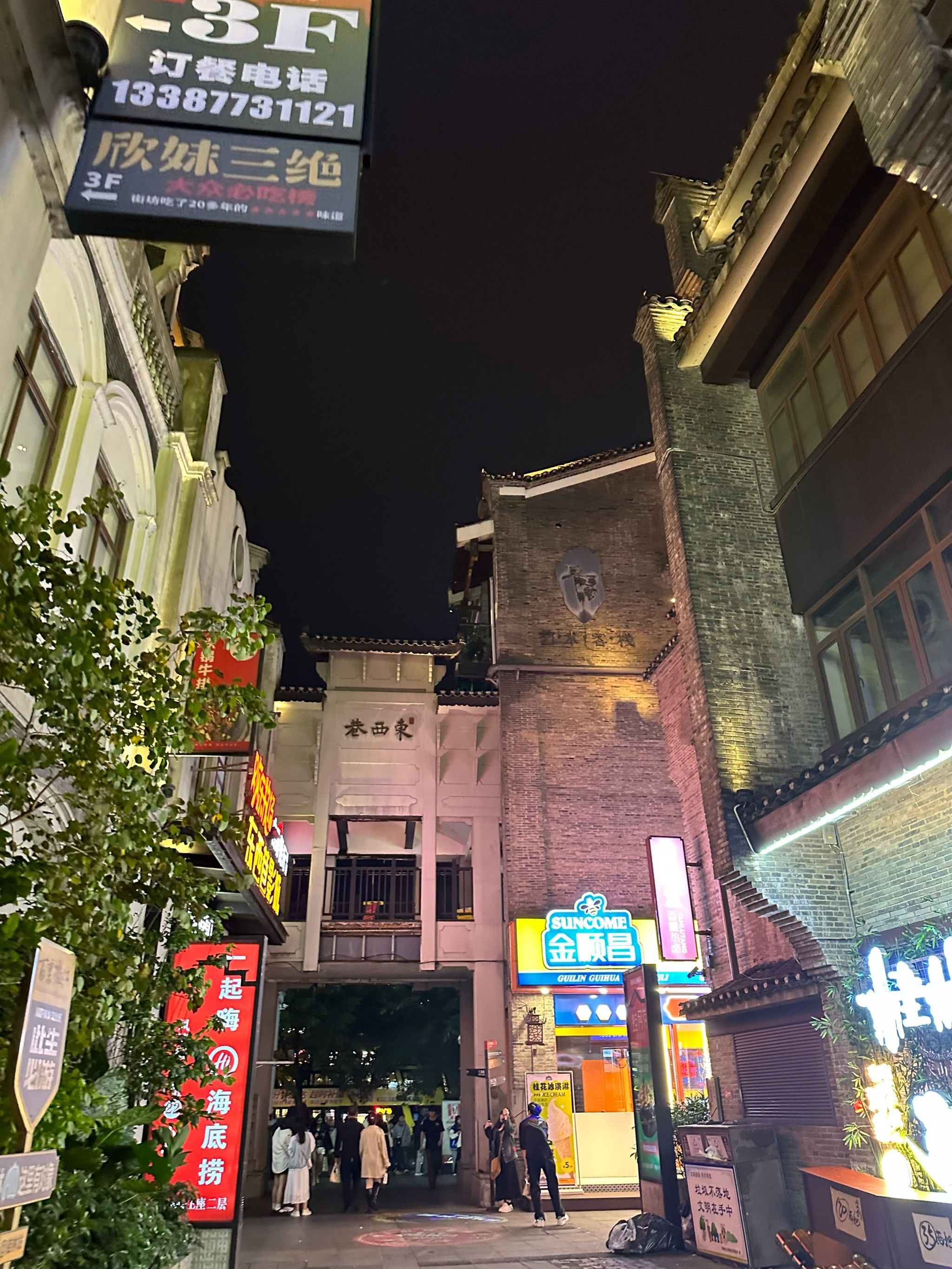 在桂林东西巷,拥有100多年历史的古城墙