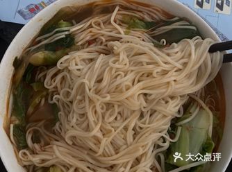 在宁静的午后，一碗热气腾腾的面条摆在眼前，白细的面条