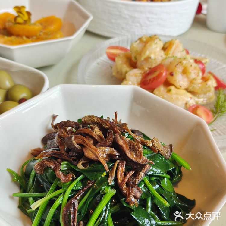 听说外国人都要来新粮仓过圣诞，还有假面舞会