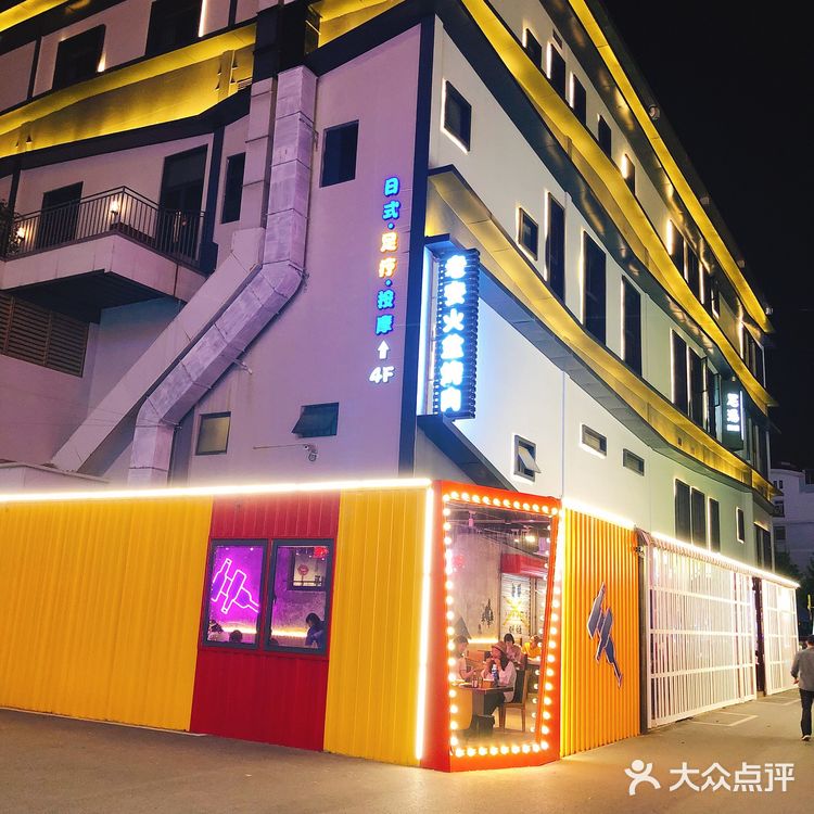 大口吃肉，竹签烧烤，怀抱火炉吹空调，这就是夏天的味道！