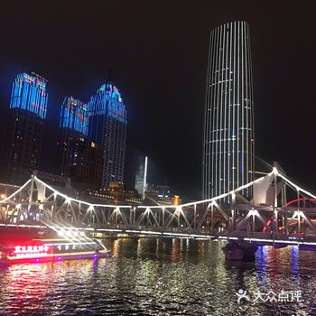 重庆的夜景是建筑的灯恢弘庞大,而天津的夜景是海河上的