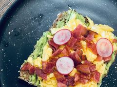 牛油果溏心蛋吐司-CafeDuVillage乡村咖啡馆(美邻苑店)