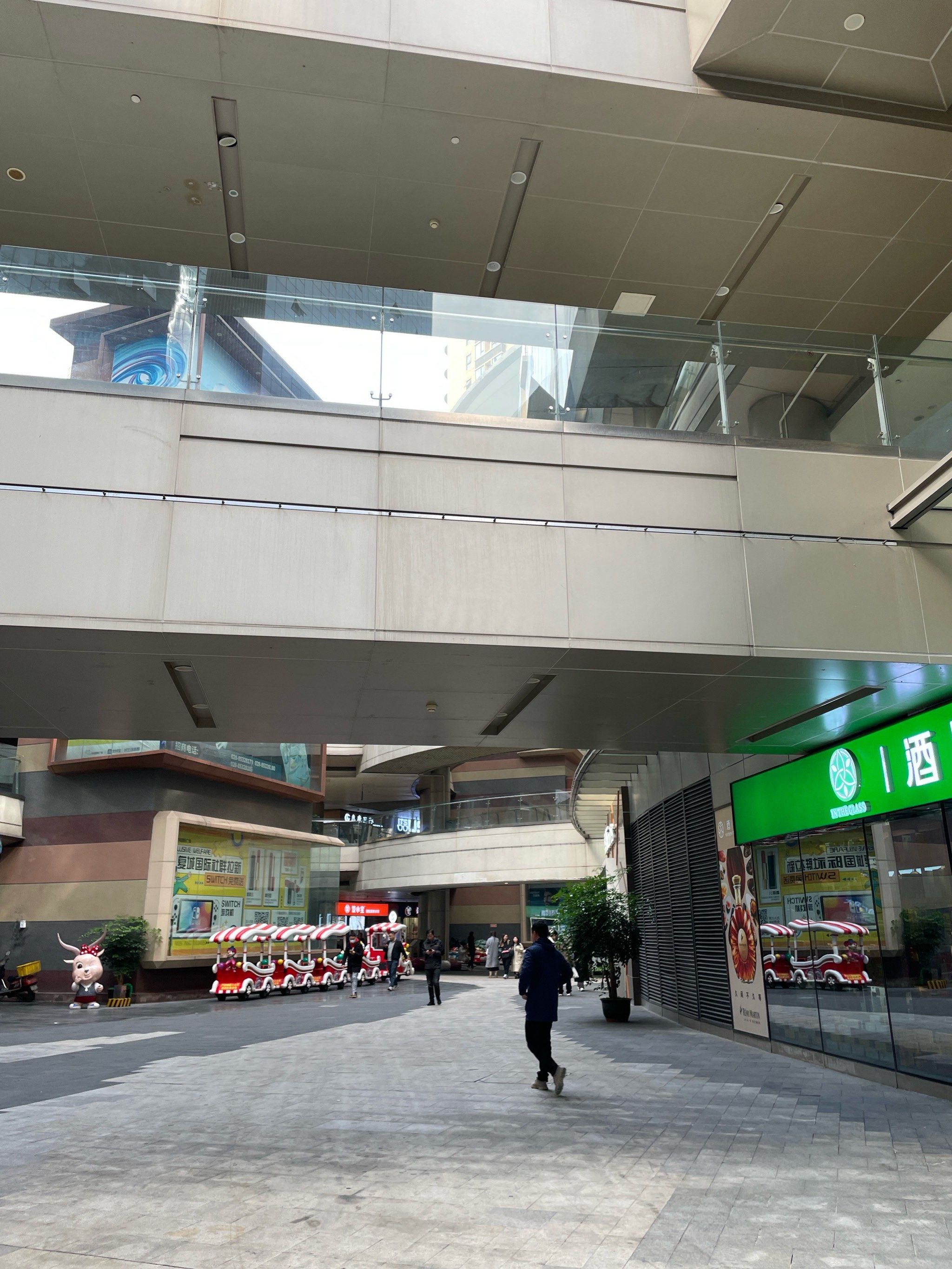 在天府二街和益州大道上面,挨着天府三街也挺近的