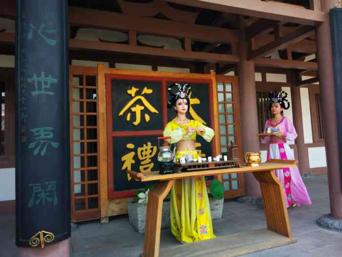 陆羽茶社"大唐芙蓉园的陆羽茶社位于园内的茶文化区.