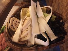 -茅草房·河畔园林火锅