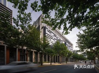 在与业主讨论后，一致认为盒子的方案更适应现有的活动类