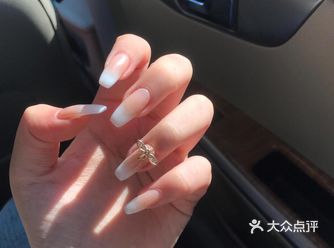 清透轻奢干净温柔又攻气美甲 本来想做欧美风一点的