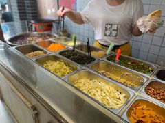 自助取餐区-三兄弟高炉烧饼
