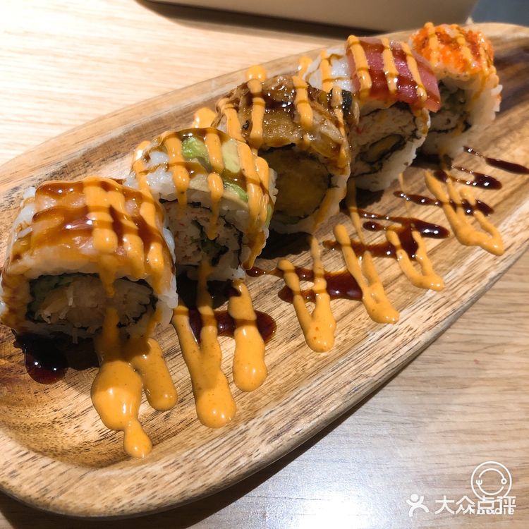 肉和甜品是需要点餐的，其他的菜品和饮料是自助形式的！