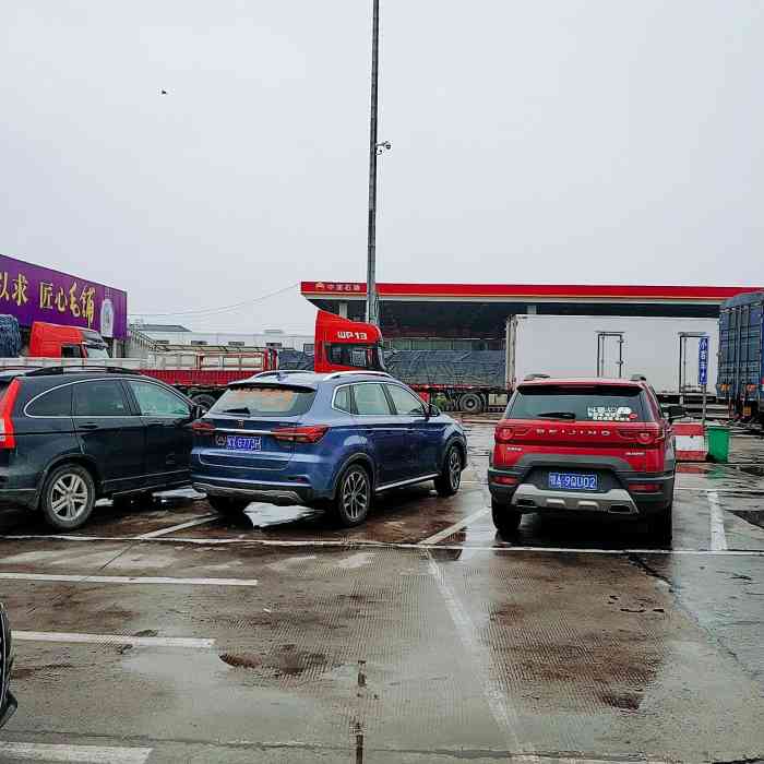 这个服务区有点旧,不算大,但是配套设施还是齐全的.