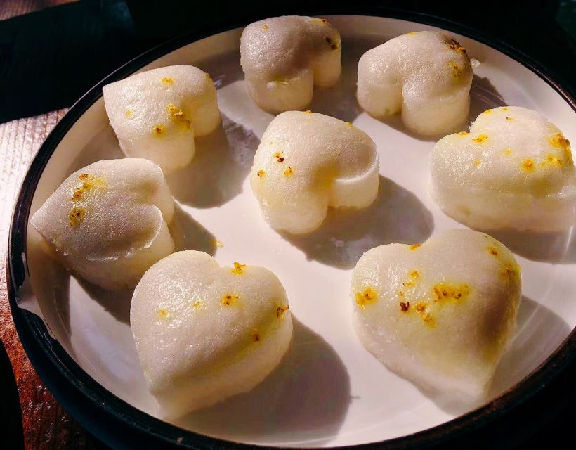 桂花糕:做成心形的糕点格外惹人喜欢 表面也有许多桂花的点缀 真是