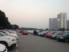 -奥特莱斯停车场