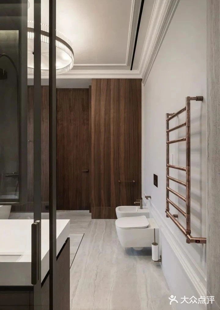 卫浴墙面地板纹路一体，干净明了；暖光增添温柔高级气氛