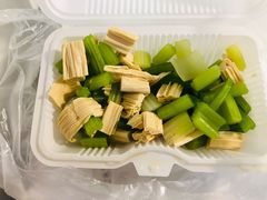芹菜腐竹-宝瑞门钉肉饼店