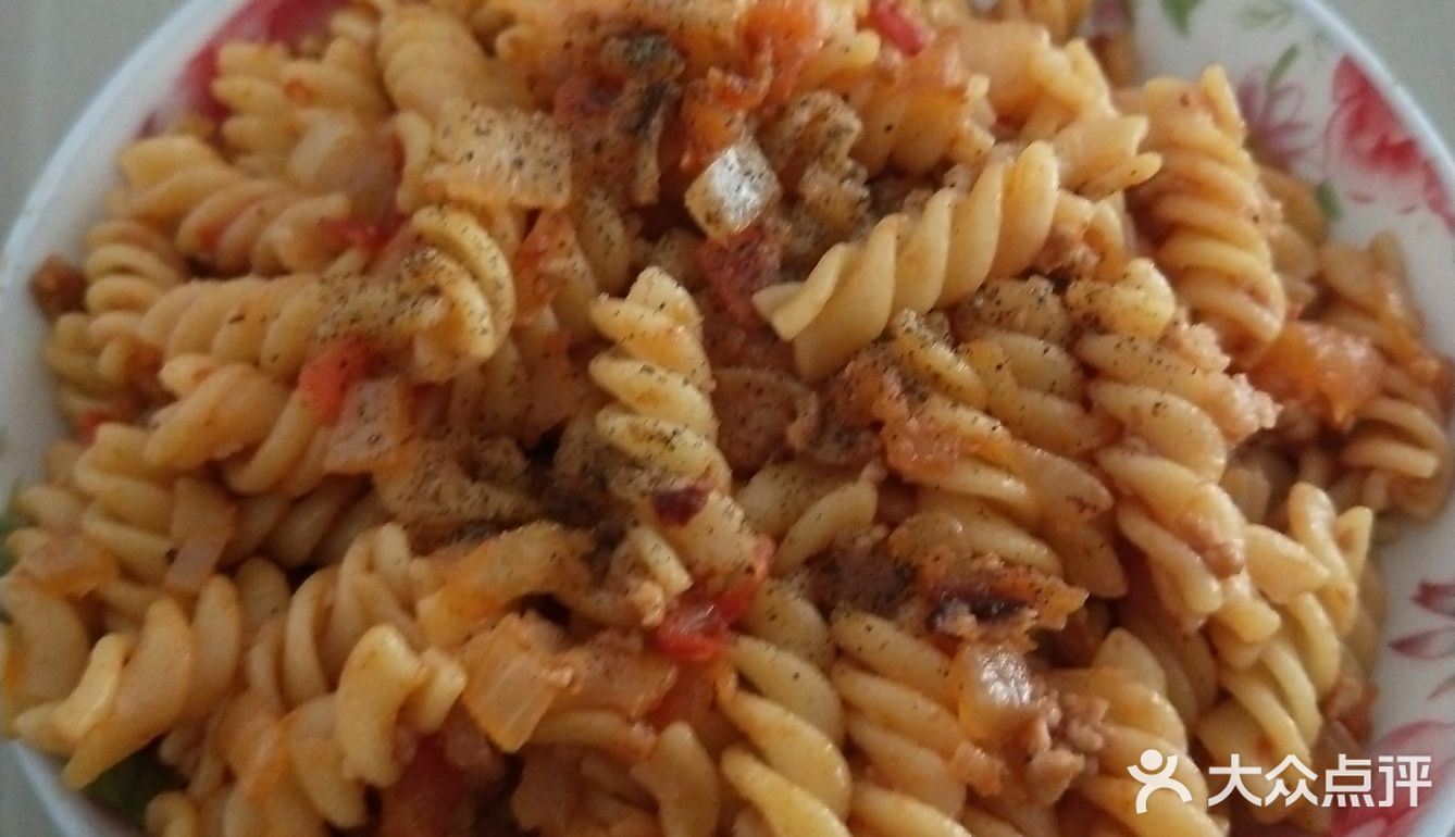 螺纹面先煮开，过凉水。加少量芝麻油搅拌