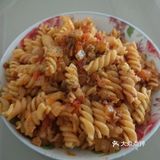 螺纹面先煮开，过凉水。加少量芝麻油搅拌