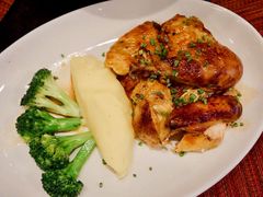秘制烤春鸡配西兰花和迷迭香-WOLFGANG PUCK KITCHEN & BAR(迪士尼小镇店)