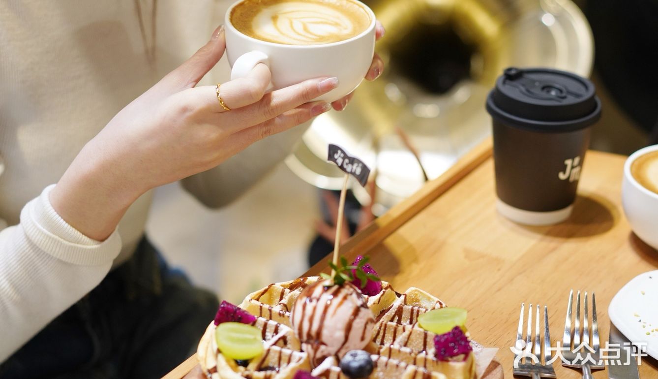 北京初雪的隐藏机位，白塔寺JM cafe