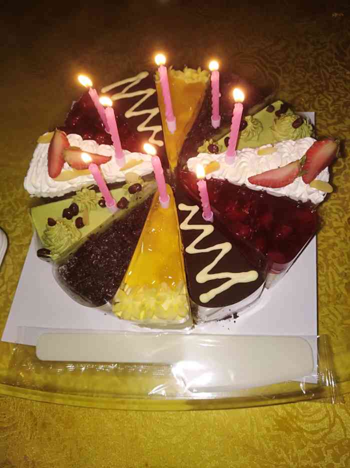 打分 50 /人 蛋糕口味比较清淡,适合怕肥腻的人,价格稍高