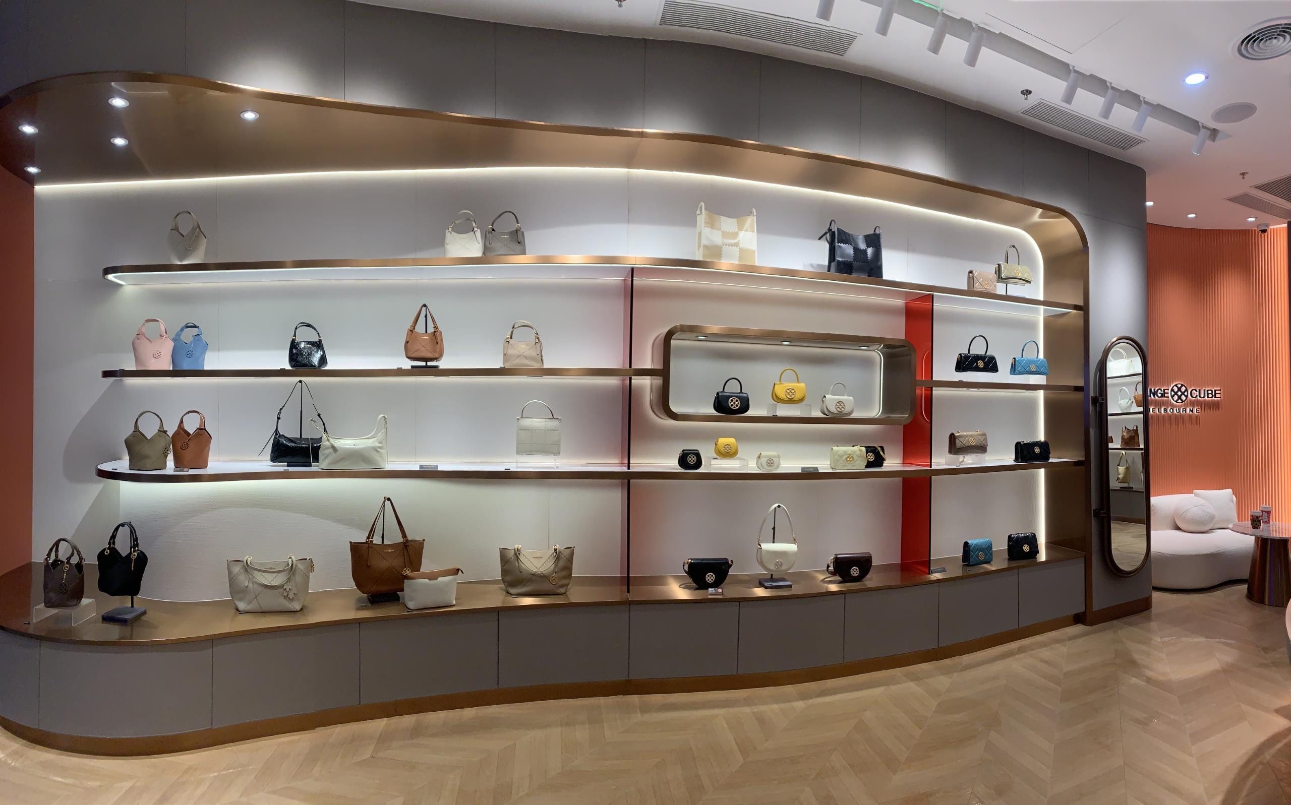 "这家新店有点怪~"
怪可爱的~明明