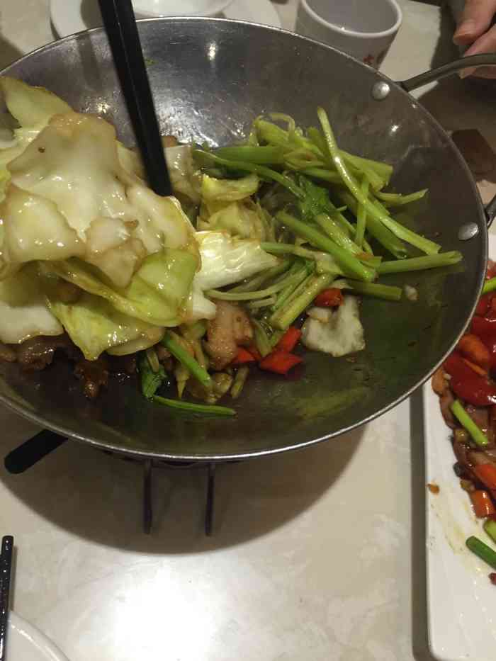 我之前在天虹上班经常在楼上吃,上面有一家李家小厨还不错,味道很好.