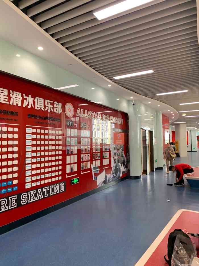 全明星滑冰俱乐部-"五楼,最东边的地方,总之看着人比较多的.