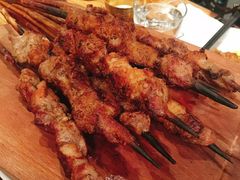 红柳羊肉串-阿里家·新疆烤肉酒場 by MIG