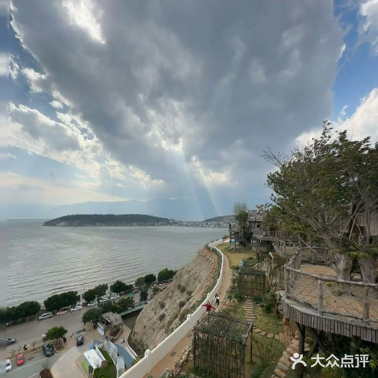 在这个咖啡店看着洱海发半天呆