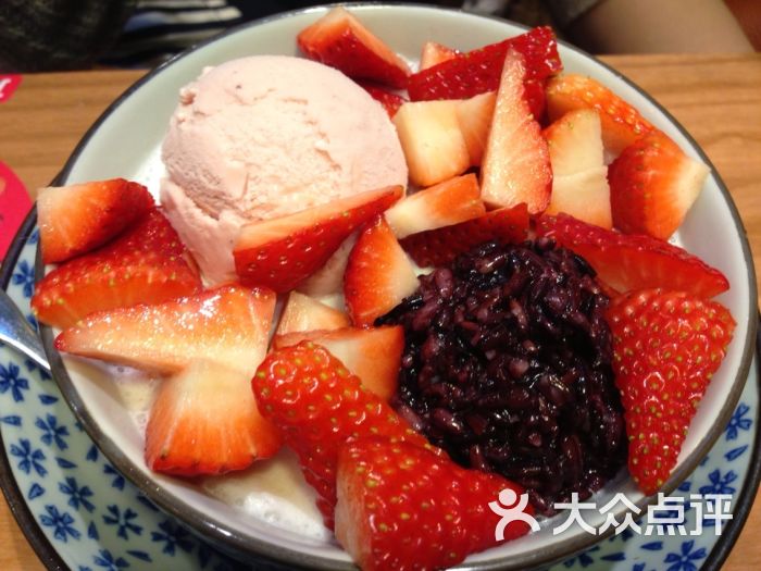 糖员外私房甜品(南京东路店)草莓白雪黑糯米图片 - 第1张