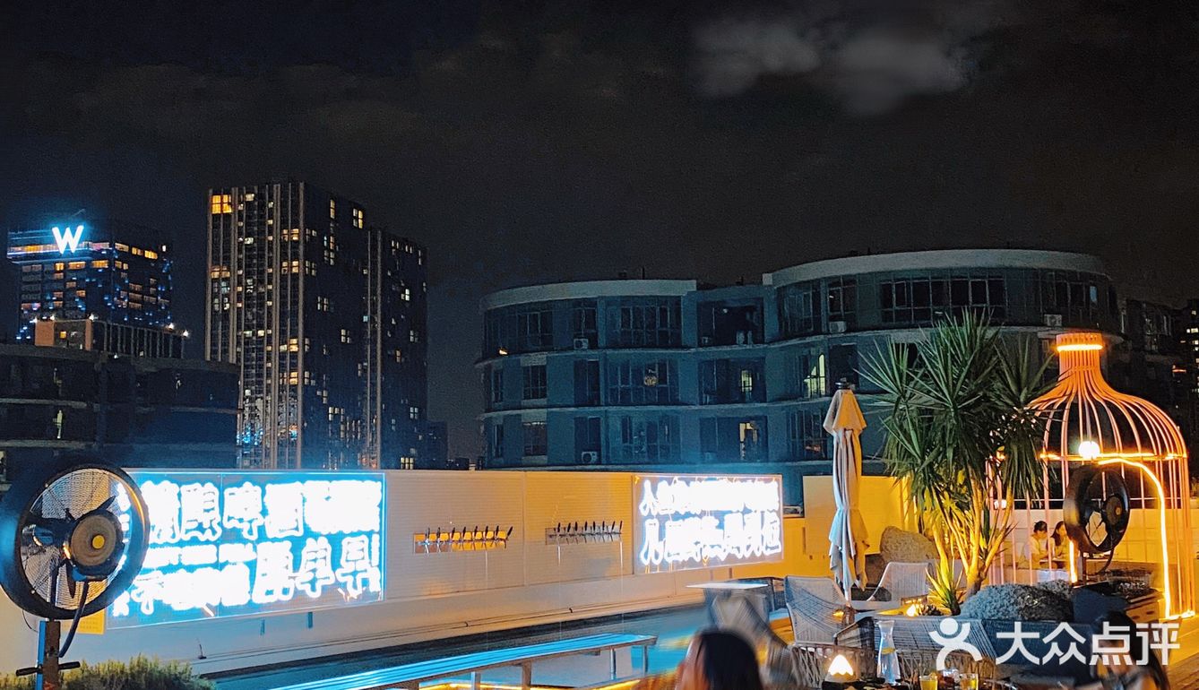打工人的放松🙆‍♀️软件园这家天台酒吧我直呼过瘾！