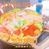 在中学旁边，餐厅和小吃店都很多