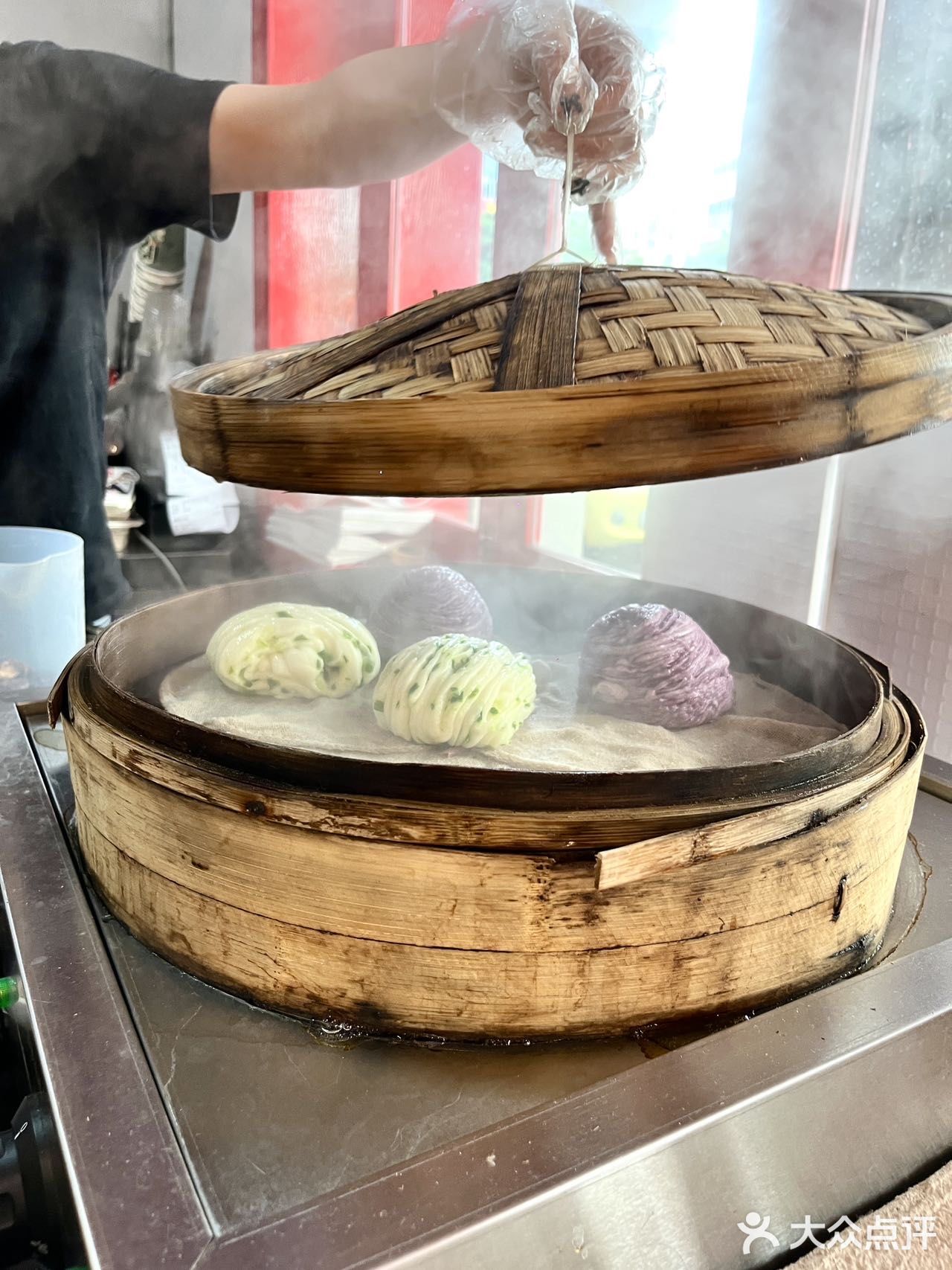 遇到这个门头挂着红绣球的火锅店千万要停下来