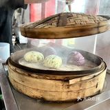 遇到这个门头挂着红绣球的火锅店千万要停下来