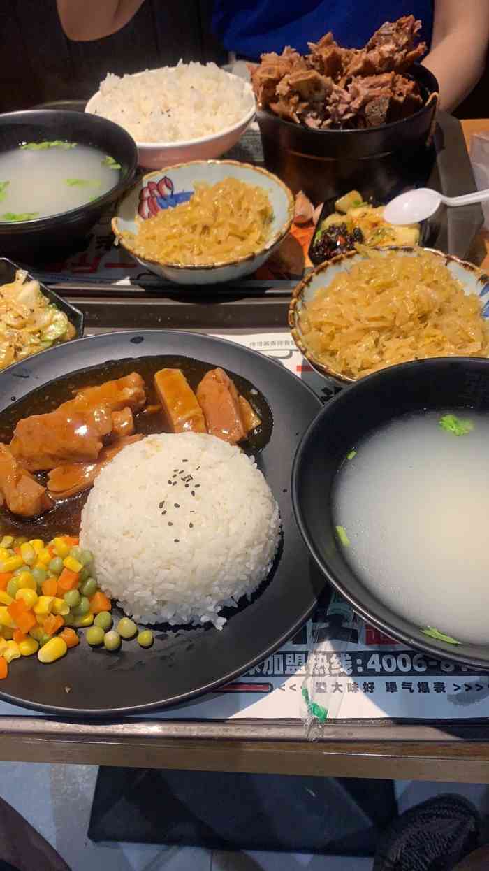 犟骨头(空港中心店)-"空港里评分很高的快餐来之前并没有觉得排.