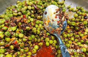 Sweet Peas with Minced Pork and Pickled Mustard Greens
