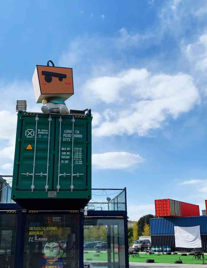 融in·box集装箱小镇-"后边楼盘还没建好,感觉很荒凉,集装箱弄成.