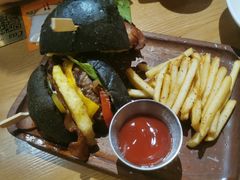 烤菠萝牛肉汉堡-HELLO 27 意面·沙拉·帕尼尼